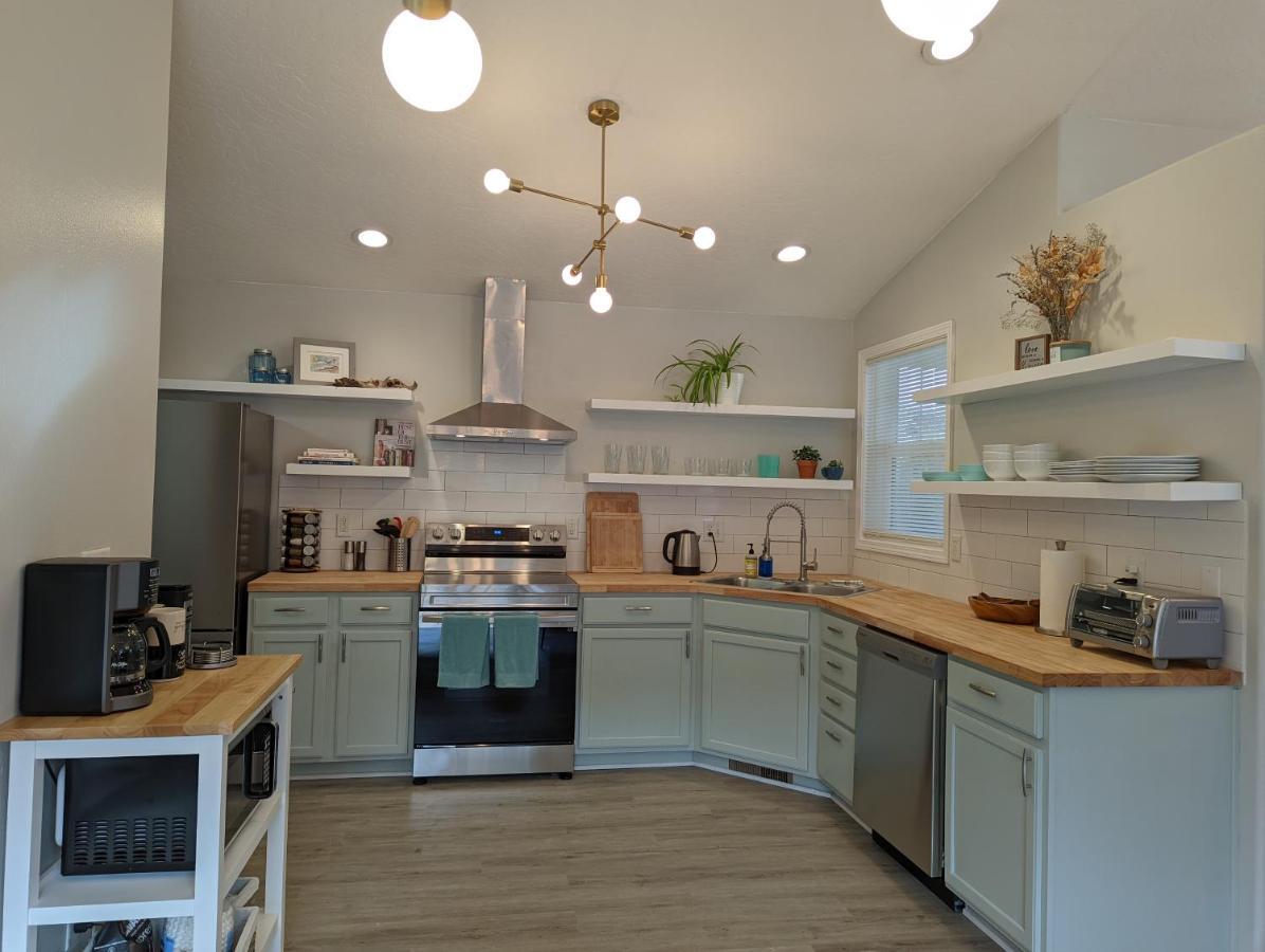 Contemporary 2-Bedroom Close To Downtown, Dining Γιουτζίν Εξωτερικό φωτογραφία