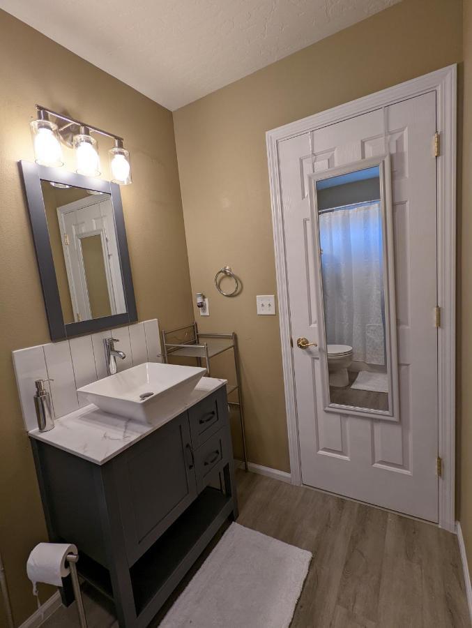 Contemporary 2-Bedroom Close To Downtown, Dining Γιουτζίν Εξωτερικό φωτογραφία